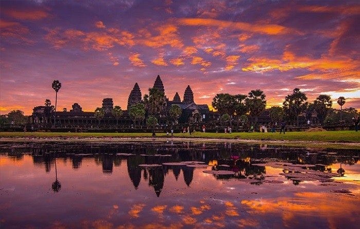 Angkor Wat lung linh bởi ánh chiều tà chiếu trên mặt nước 