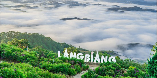 Núi Langbiang Đà Lạt ẩn hiện trong sương mù