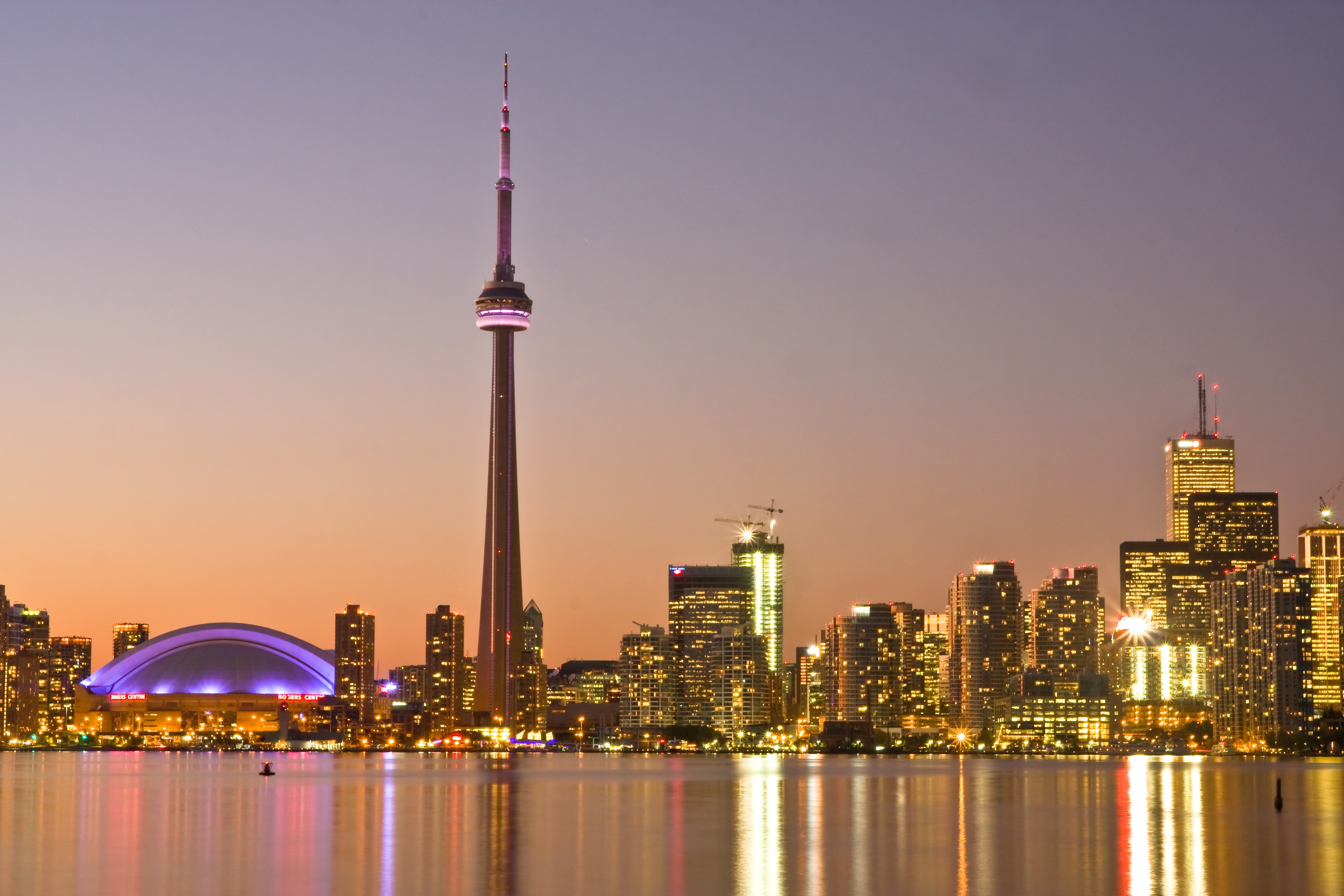 Toronto nổi tiếng với các cao ốc chọc trời, Đại học Toronto và ngọn tháp CN cao bậc nhất thế giới