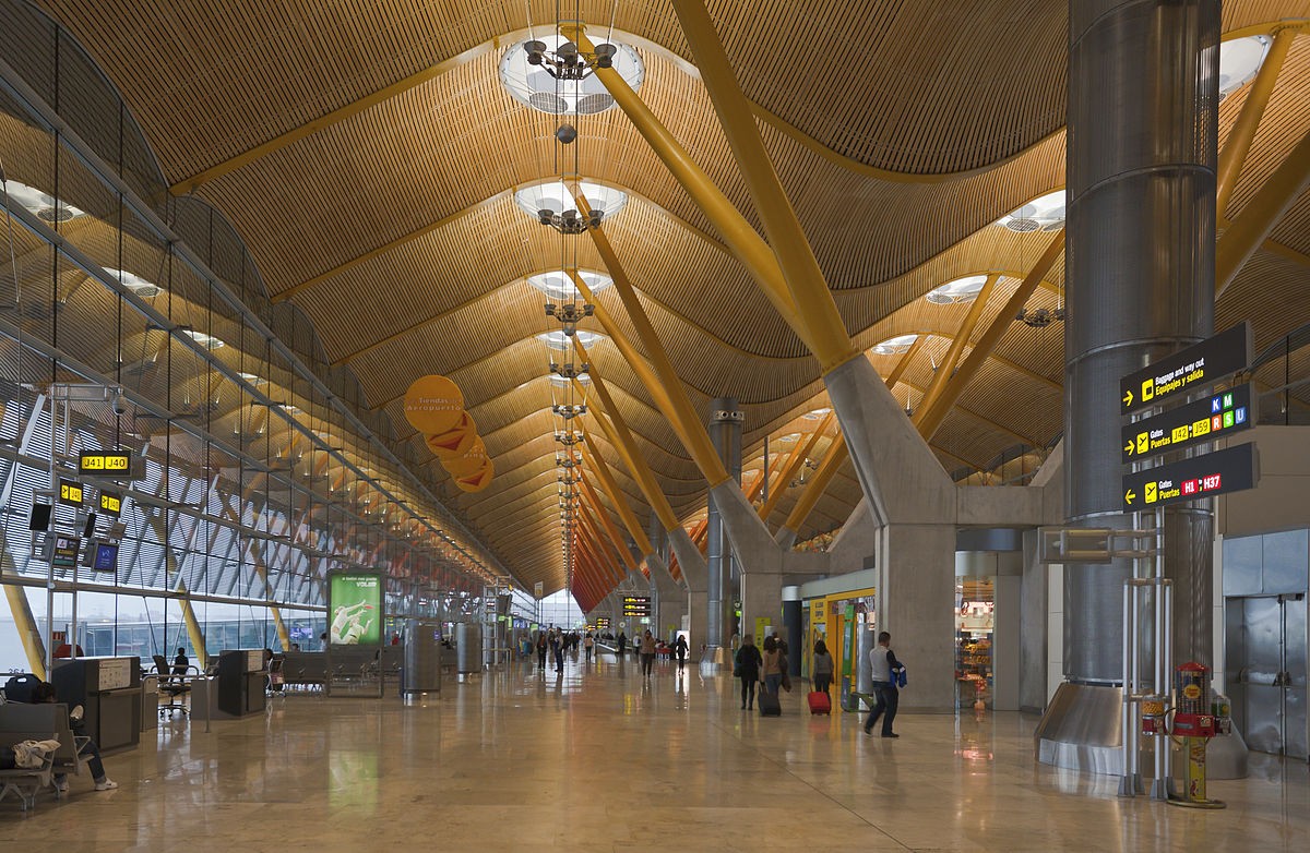 Description: 1200px-Terminal_4_del_aeropuerto_de_Madrid-Barajas,_España,_2013-01-09,_DD_05