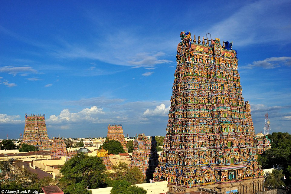 Khu đền Meenakshi được bảo vệ với 12 ngọn tháp hay còn gọi gopuram