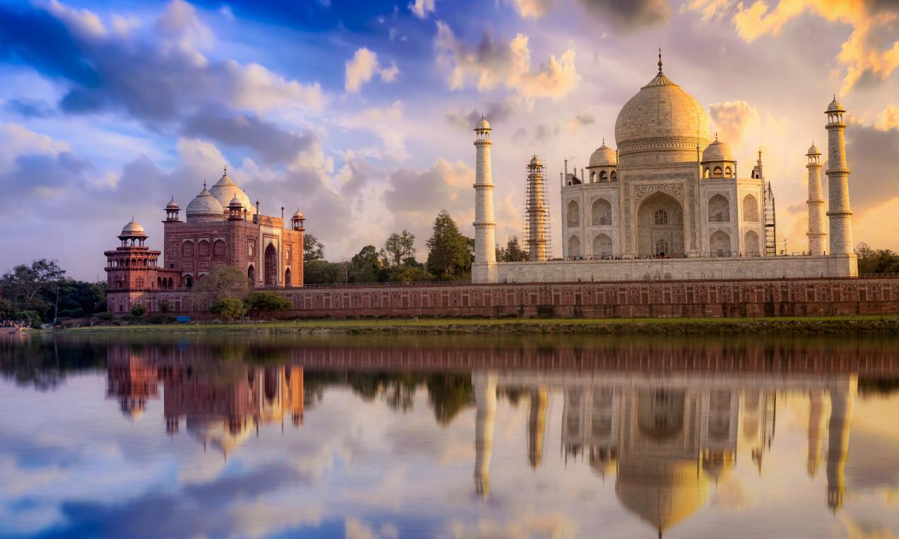 Taj Mahal ửng hồng khi rạng đông, trắng tinh khiết lúc mặt trời đã lên cao, và nhuộm ánh vàng rực vào buổi hoàng hôn