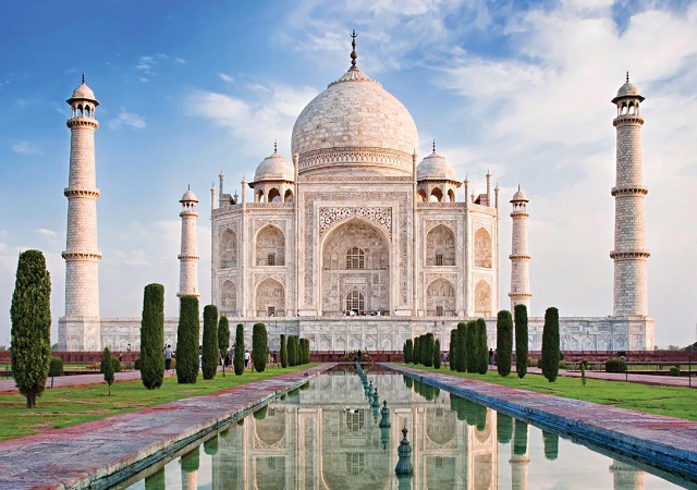 Taj Mahal lộng lẫy soi bóng xuống bể nước