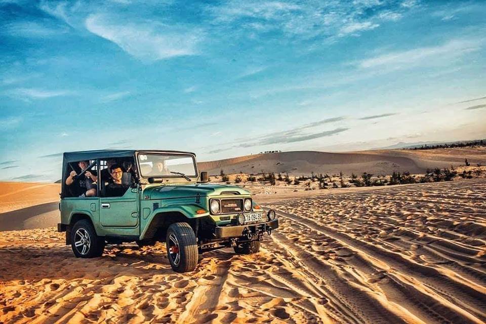 Jeep tour trên đồi cát