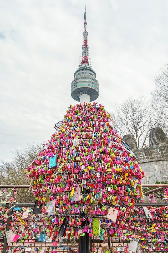 Hàng rào khóa tình yêu nổi tiếng tại tháp Namsan 1