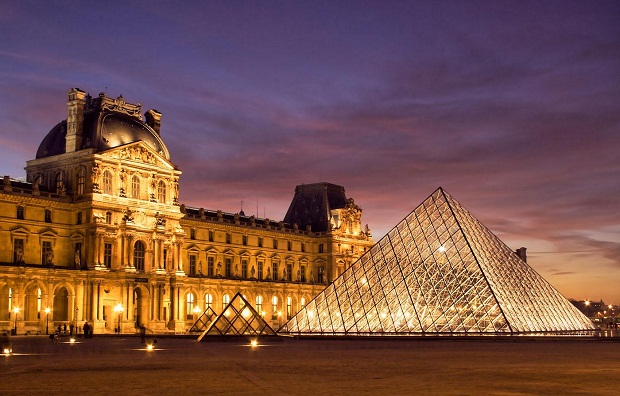 Kim tự tháp kính Louvre