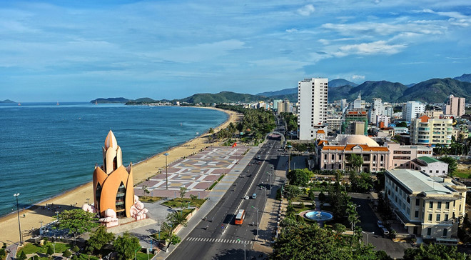 bãi biển Nha Trang uốn cong như một lưỡi liềm ôm lấy vịnh biển xanh như ngọc