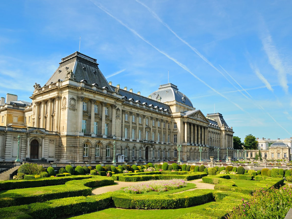 Cung điện Hoàng gia Bỉ nhìn từ công viên Brussels
