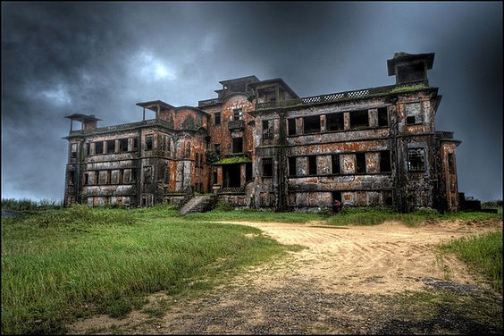 Khách sạn bị bỏ hoang – một tàn tích ma quái tại trạm đồi Bokor