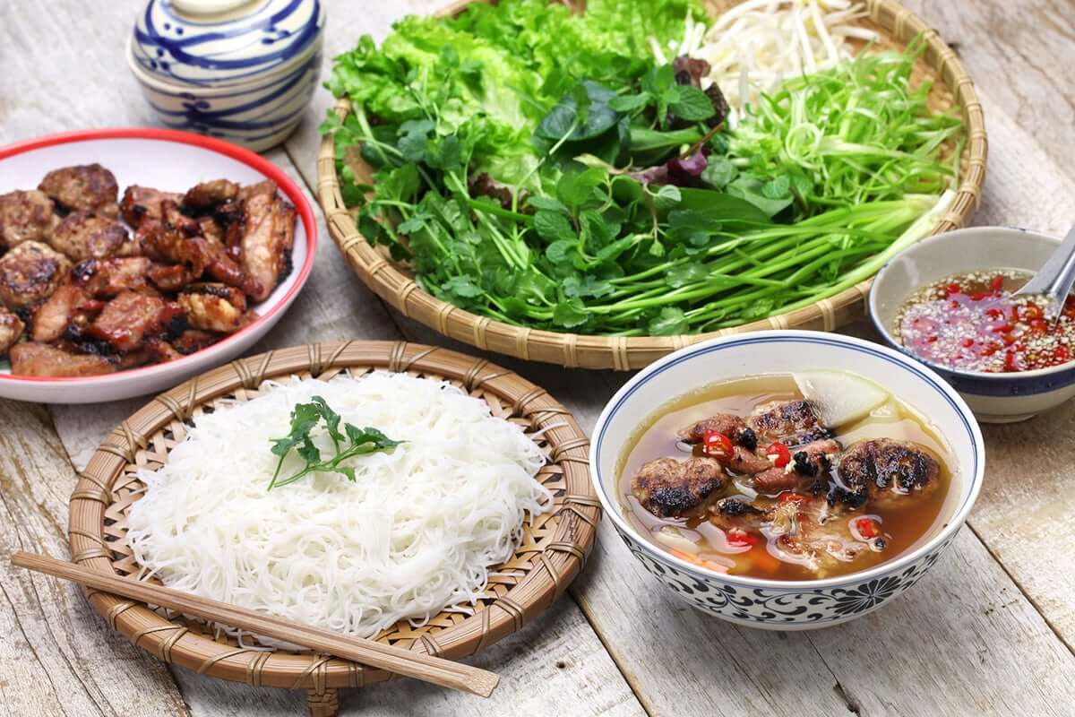 Bún chả Hà Nội là món ăn dân dã khiến biết bao tâm hồn yêu ẩm thực mê say