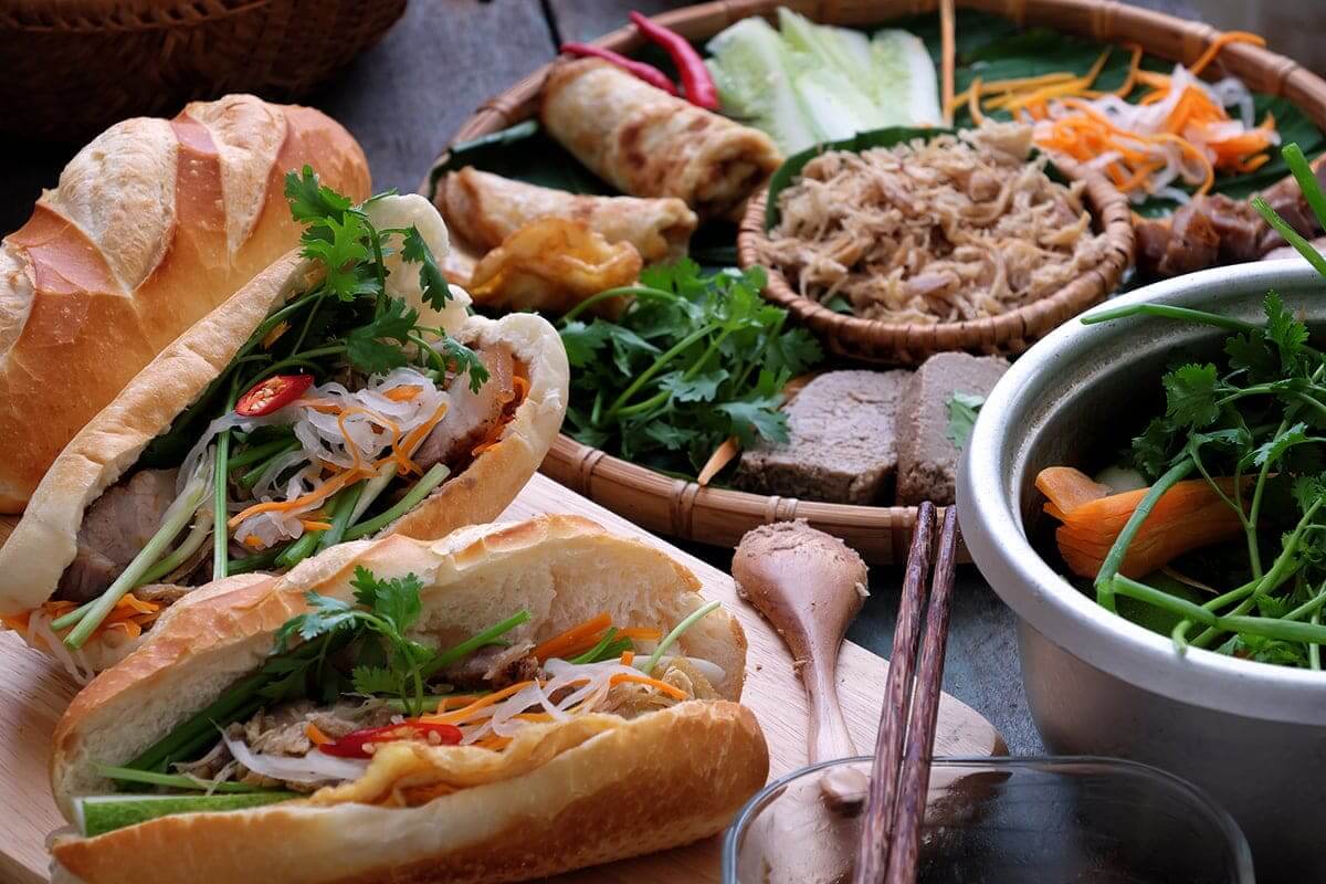 Bánh mì là món không kén người ăn với những nguyên liệu dân dã: pate, trứng, thịt