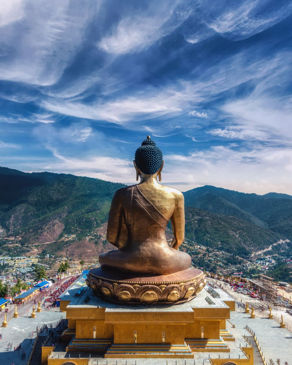 Khung cảnh đồi núi Thimphu nhìn từ sau tượng Phật Thích Ca Mâu Ni bằng đồng